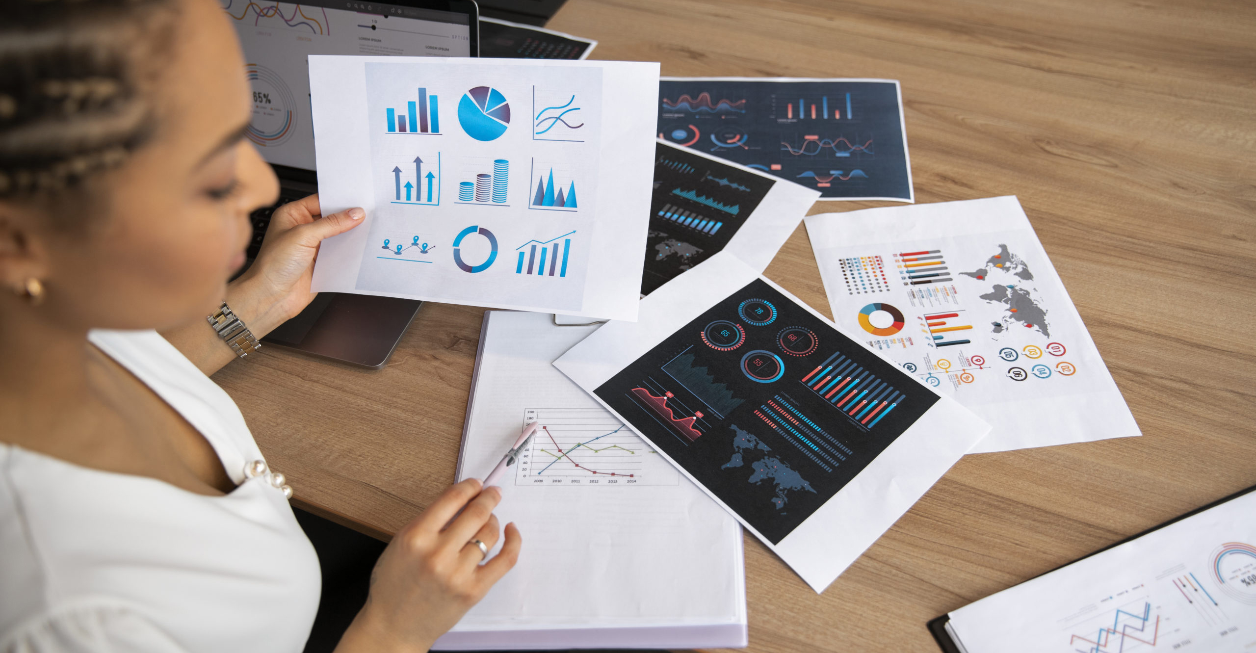 office-workers-using-finance-graphs-scaled